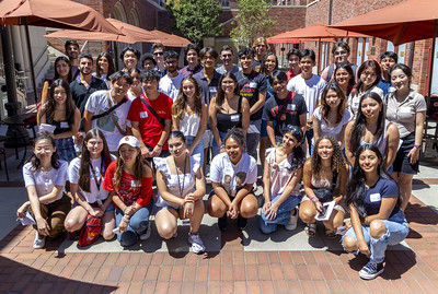 group of new undergrads and transfer students to Price School in courtyard between RGL and VPD.